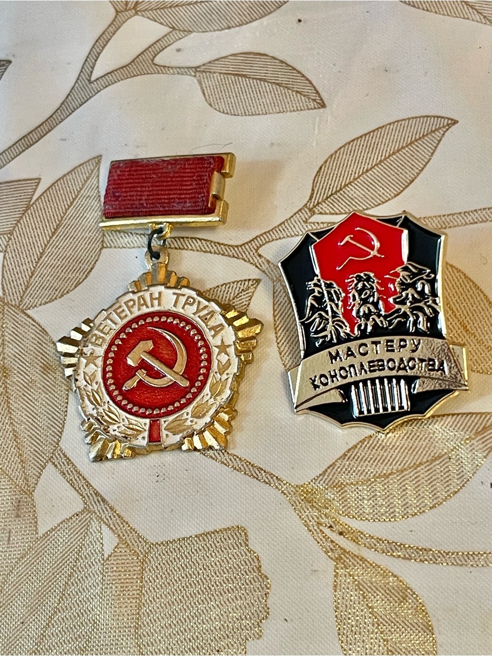 Veteran of Labor Master Of Hemping Cannabis badges Pins Soviet Union
USSR